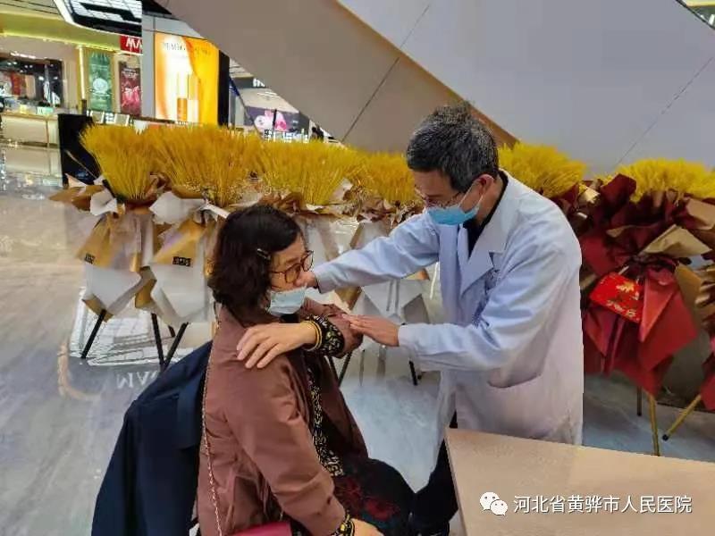 “两转两促三思考”：重阳敬老节，义诊送健康一黄骅市人民医院联合信誉楼商厦举行关爱老年人健康义诊活动