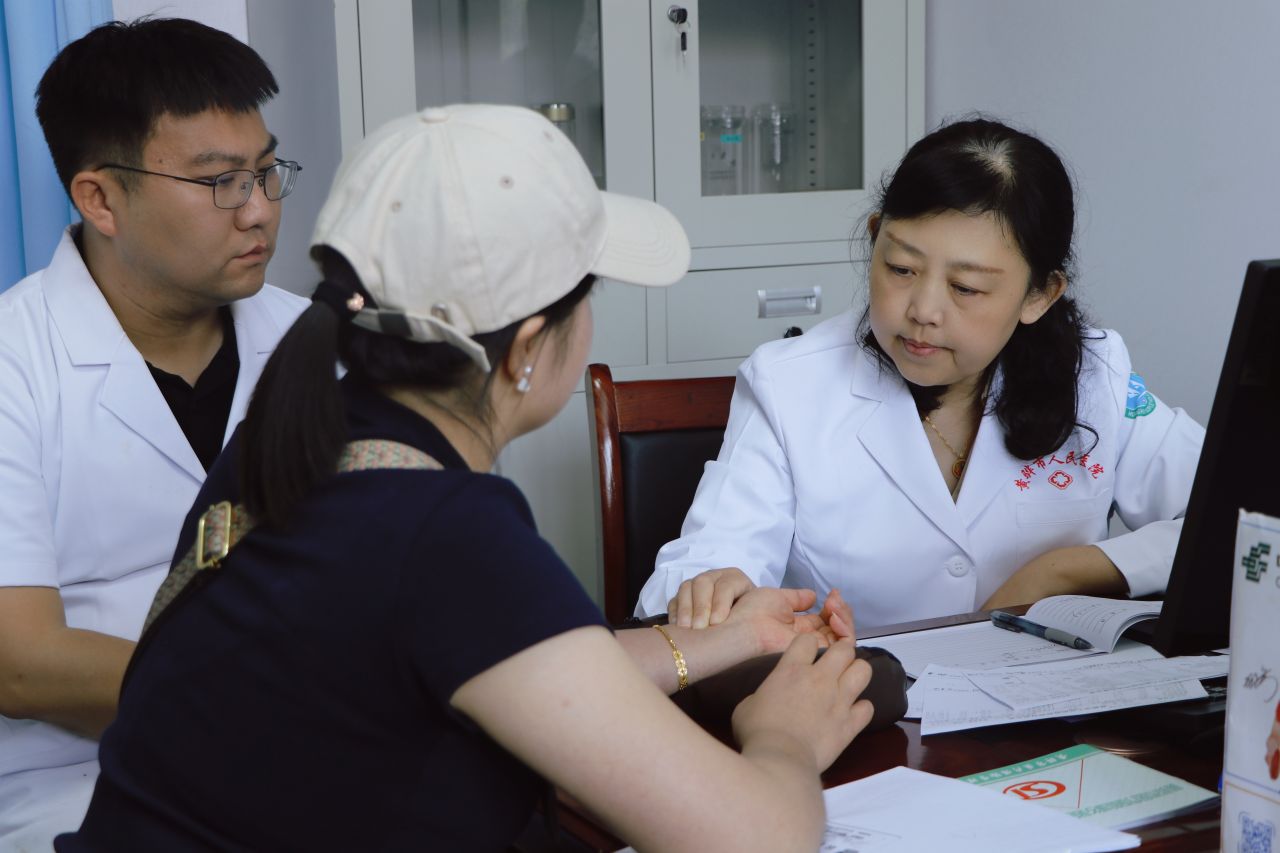 【中国网】中国中医科学院广安门医院济南医院专家到市人民医院开展帮扶指导暨义诊活动